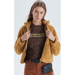 Rozpinana bluza ze sztucznego baranka - Brązowy. Bluzy marki Cropp. W wyprzedaży za 49.99 zł.