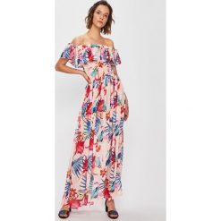 Guess Jeans - Sukienka. Czerwone sukienki Guess Jeans, na co dzień, m, z aplikacjami, z jeansu, casualowe, bez kołnierzyka, bez ramiączek, proste. W wyprzedaży za 399.90 zł.