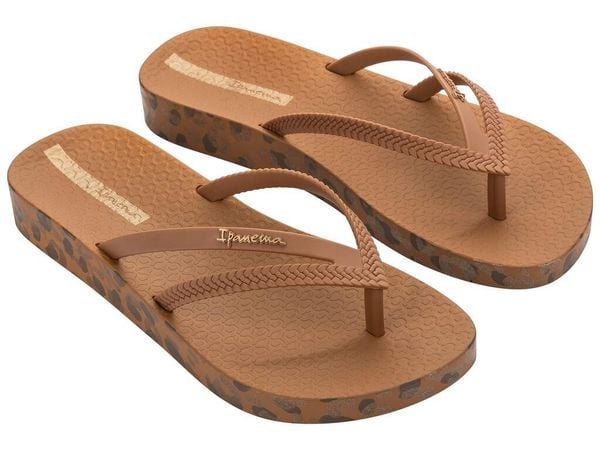 Klapki damskie japonki Ipanema Bossa Soft. Brązowe klapki Ipanema, bez wzorów, z materiału, bez obcasa. Za 79.00 zł.