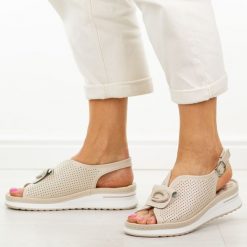 Beżowe skórzane sandały damskie Jezzi 9759. Brązowe sandały Jezzi, z aplikacjami, z jeansu, eleganckie, z okrągłym noskiem, bez obcasa, na platformie, bez zapięcia. Za 229.00 zł.