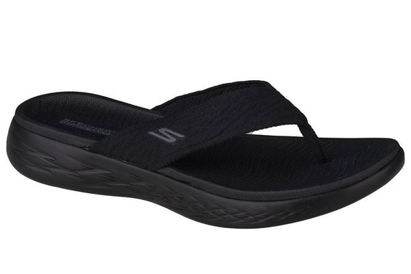 Japonki damskie, On The Go 600 Sunny. Czarne klapki Skechers, bez wzorów, z materiału, bez obcasa. Za 179.90 zł.