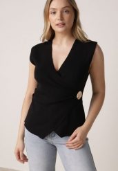Czarna Bluzka z Wiskozą Kopertowym Dekoltem i Metalową Klamrą z Boku Sanviel. Czarne bluzki Born2be, m, bez wzorów, z jeansu, bez kołnierzyka, bez ramiączek. Za 79.99 zł.