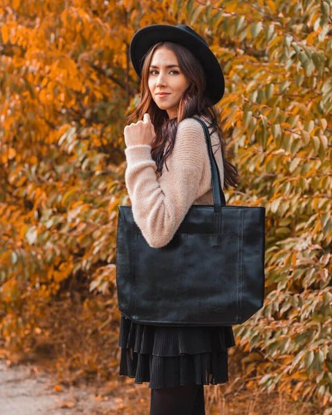 Skórzana czarna torebka DAN-A T395. Czarne torebki klasyczne DAN-A, bez wzorów, ze skóry, bez dodatków. Za 399.99 zł.