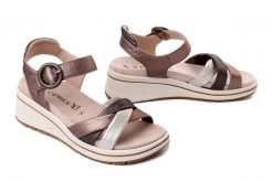 Caprice 9-28304-46 366 taupe met comb, sandały damskie. Żółte sandały Caprice, bez wzorów, ze skóry, bez obcasa, na koturnie, bez zapięcia. Za 359.90 zł.