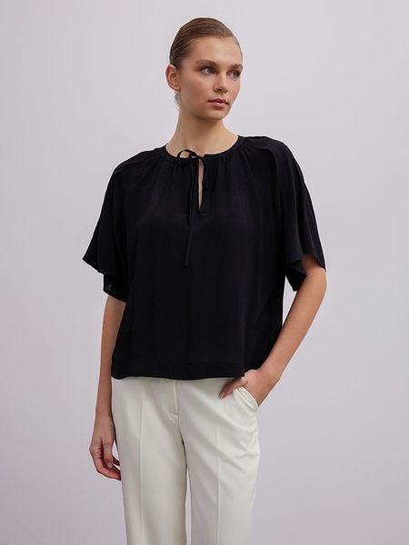 BGN Bluzka w kolorze czarnym rozmiar: 38. Czarne bluzki BGN, bez wzorów, z wiskozy, bez kołnierzyka, bez ramiączek. Za 69.91 zł.