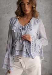 Niebieska Bluzka z Wiskozy Boho Ozdobiona Wiązaniami Koronką i Falbanami Gavimia. Niebieskie bluzki Renee, m, bez wzorów, z koronki, boho, bez kołnierzyka, bez ramiączek. Za 139.99 zł.