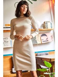 Olalook Sukienka w kolorze kremowym rozmiar: onesize. Brązowe sukienki Olalook, bez wzorów, z bawełny, bez kołnierzyka, bez ramiączek, midi. Za 52.79 zł.