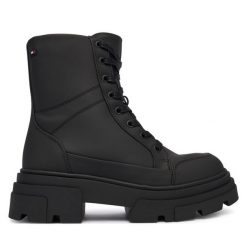 Trzewiki Tommy Hilfiger. Czarne botki TOMMY HILFIGER, bez wzorów, bez obcasa, na płaskiej podeszwie, bez zapięcia. Za 749.99 zł.