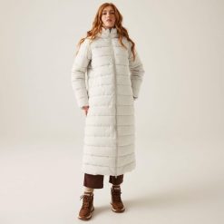 Płaszcz turystyczny damski zimowy ocieplany Elender Regatta. Szare płaszcze Regatta, na zimę, bez wzorów, z kapturem. W wyprzedaży za 384.65 zł.