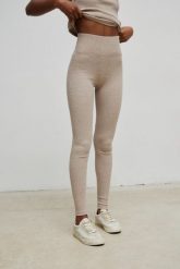Legginsy damskie z prążkowanej dzianiny w kolorze BEIGE MELANGE - HIPS-S. Brązowe legginsy Marsala, s, bez wzorów, z bawełny. W wyprzedaży za 59.97 zł.