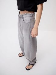 Jeansy balloon fit - jasnoszary. Szare jeansy Reserved, bez wzorów. W wyprzedaży za 59.99 zł.