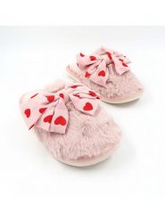 Confly Kapcie w kolorze jasnoróżowym rozmiar: 41. Różowe obuwie domowe Confly, bez wzorów, z okrągłym noskiem, bez zapięcia. Za 48.05 zł.