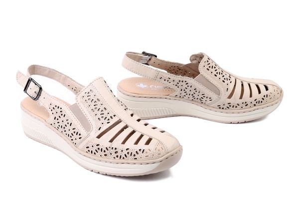 RIEKER 48763-60 beige, sandały damskie. Brązowe sandały Rieker, w ażurowe wzory, bez obcasa, na koturnie, bez zapięcia. Za 323.91 zł.