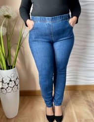 Jeansowe spodnie z wysokim stanem i zwężaną nogawką PLUS SIZE XXL. Spodnie materiałowe Nasi partnerzy, do pracy, plus size, bez wzorów, z bawełny, z podwyższonym stanem, plus size, krótkie. Za 199.90 zł.