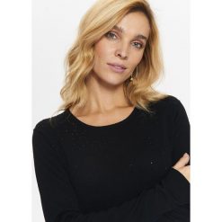 SWETER Z OZDOBNYMI KAMYCZKAMI Z PRZODU. Czarne golfy TOP SECRET, bez wzorów, bez ramiączek. W wyprzedaży za 39.99 zł.