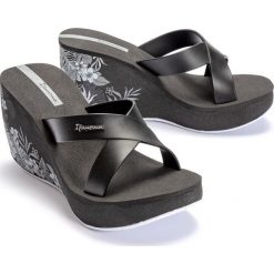 IPANEMA 82534 LIPSTICK STRAPS V FEM black, klapki damskie. Czarne klapki Ipanema, bez wzorów, bez obcasa, na koturnie. W wyprzedaży za 116.90 zł.