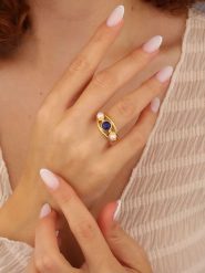 L'Atelier de Gaia Pozłacany pierścionek z lapis lazuli i perłami rozmiar: onesize. Białe pierścionki L'Atelier de Gaia, z lazurytem, pozłacane. Za 56.79 zł.