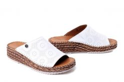 MANITU 900185-03 weiss, klapki damskie. Białe klapki Manitu, bez wzorów, ze skóry, bez obcasa, na koturnie. Za 229.42 zł.