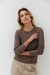 BLUZKA SUZANE KAKAO M - Flawless. Bluzki Flawless, m, bez wzorów, z dresówki, biznesowe, bez kołnierzyka, bez ramiączek. Za 197.00 zł.
