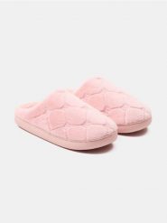 Pluszowe kapcie z pikowaniem i motywem kokard - różowy. Czerwone obuwie domowe Sinsay, bez wzorów, bez zapięcia. Za 25.99 zł.