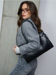 Torba na ramię z imitacji gniecionej skóry - czarny. Czarne torby na ramię Sinsay, bez wzorów, ze skóry, na ramię, bez dodatków. Za 59.99 zł.