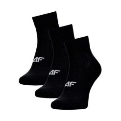 Skarpety 4F 3-pak, bawełniane, bezszwowe, za kostkę. Czarne skarpety 4f, bez wzorów, z bawełny. Za 45.99 zł.