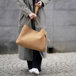 Shopperka zamszowaSolier FL39 Maya beżowa. Brązowe shopper Solier, bez wzorów, z jeansu, biznesowe, na ramię, zamszowe, bez dodatków. Za 399.00 zł.