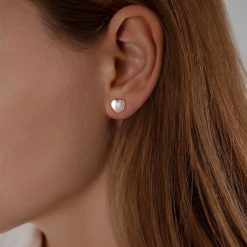 Kolczyki serca z masy perłowej w ramce ze złota próby 585. Żółte kolczyki Lilou, z perłą, złote. Za 998.00 zł.