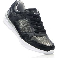 Sukienka ze sztywniejszej bawełny bonprix dymny różowy. Czerwone obuwie sportowe bonprix, bez wzorów, z bawełny, bez kołnierzyka, bez ramiączek. Za 49.99 zł.