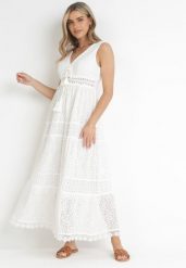 Biała Koronkowa Sukienka Maxi z Głębokim Dekoltem i Ozdobnym Wiązaniem Nohia. Białe sukienki Born2be, na lato, m, w ażurowe wzory, z koronki, bez kołnierzyka, bez ramiączek, maxi. Za 139.99 zł.