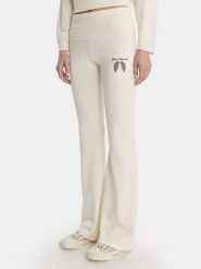 Guess Spodnie dzianinowe W6RB63 Z2V62 Écru Relaxed Fit. Spodnie materiałowe Guess, s, z aplikacjami, z dzianiny. Za 389.99 zł.