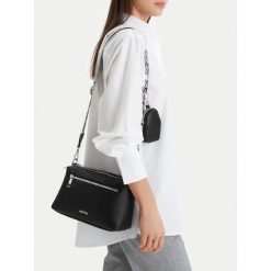 Torebka Lasocki. Czarne listonoszki Lasocki, bez wzorów, bez dodatków. Za 189.99 zł.