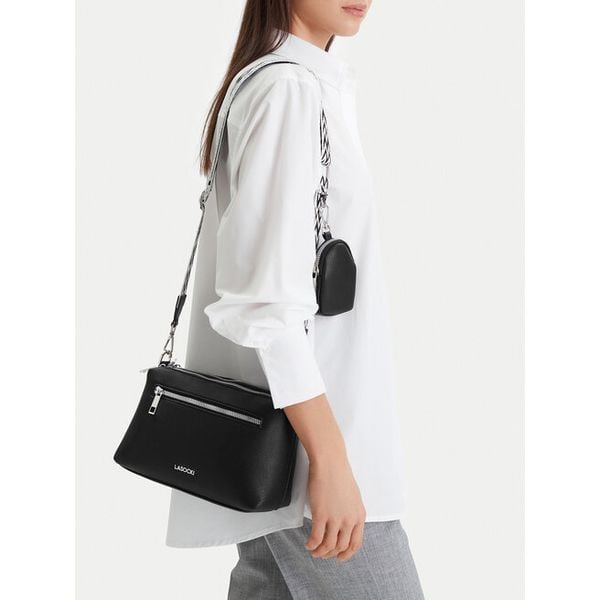 Torebka Lasocki. Czarne listonoszki Lasocki, bez wzorów, bez dodatków. Za 189.99 zł.