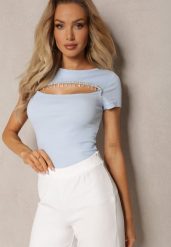 Jasnoniebieska Bluzka z Bawełny Prążkowana Ozdobiona Cyrkoniami na Wycięciu przy Dekolcie Evandria. Niebieskie bluzki Renee, bez wzorów, z bawełny, bez kołnierzyka, bez ramiączek. W wyprzedaży za 52.49 zł.