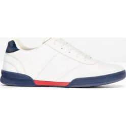 Sneakersy bonprix biało-niebiesko-czerwony. Białe obuwie sportowe bonprix, bez zapięcia. Za 89.99 zł.