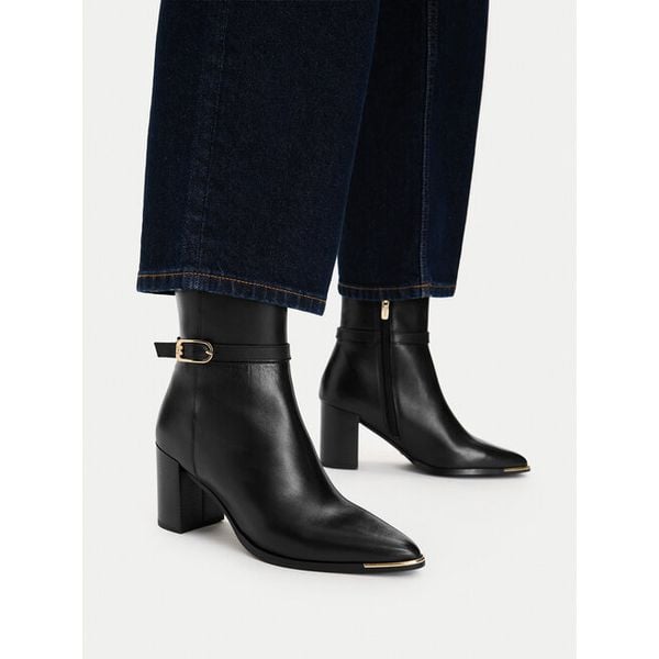 Botki MEXX. Czarne botki Mexx, bez wzorów, bez obcasa, na słupku, bez zapięcia. Za 449.99 zł.