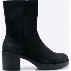 Vagabond - Botki Tilda. Czarne botki Vagabond, bez wzorów, z materiału, z okrągłym noskiem, bez obcasa, bez zapięcia. W wyprzedaży za 359.90 zł.