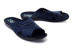 ADANEX SAK42 SARA 18798 GR/CZ granatowy, kapcie damskie. Niebieskie obuwie domowe Adanex, bez wzorów, bez zapięcia. Za 68.99 zł.