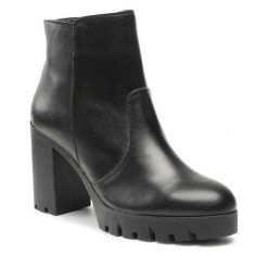 Botki Lasocki. Czarne botki Lasocki, bez wzorów, bez obcasa, na słupku, bez zapięcia. Za 196.99 zł.