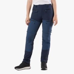 Spodnie Wędrówki damska Swedemount Lofoten Stretch Zip-Off Pants wodoodporna. Niebieskie spodnie sportowe SWEDEMOUNT, bez wzorów, z tkaniny, trekkingowe. Za 449.99 zł.