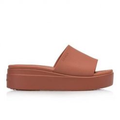 Klapki Dla Dorosłych Crocs Brooklyn Slide. Brązowe klapki Crocs, bez wzorów, z materiału, bez obcasa. Za 181.99 zł.
