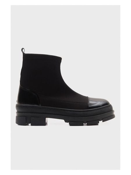 Trendyol Botki w kolorze czarnym rozmiar: 40. Czarne botki Trendyol, bez wzorów, bez obcasa, bez zapięcia. Za 173.99 zł.