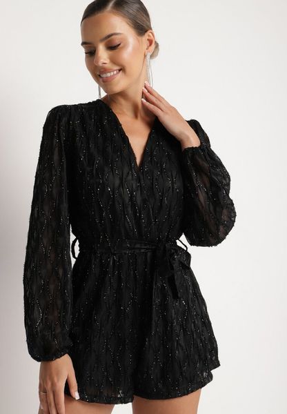 Czarny Kombinezon o Kopertowym Kroju Zdobiony Błyszczącą Nitką i Wiązany w Pasie Venvina. Czarne sukienki Born2be, na co dzień, l, z aplikacjami, eleganckie, bez kołnierzyka, bez ramiączek, kopertowe. Za 149.99 zł.