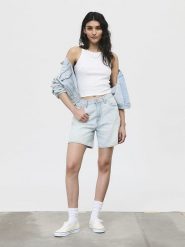 Levi's Bermudy dżinsowe w kolorze błękitnym rozmiar: W26. Niebieskie szorty Levi's®, z aplikacjami, ze skóry, klasyczne, z podwyższonym stanem. Za 114.95 zł.