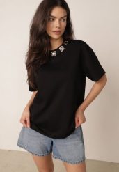 Czarny Bawełniany T-shirt Oversize z Biżuteryjnymi Aplikacjami przy Dekolcie Tesana. Czarne t-shirty Born2be, uniwersalny, z aplikacjami, z bawełny, bez kołnierzyka, bez ramiączek. Za 69.99 zł.