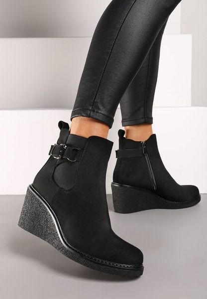 Czarne Botki Sztyblety na Koturnie z Ozdobną Klamrą Erillia. Czarne botki Renee, na jesień, bez wzorów, z jeansu, bez obcasa, na koturnie, bez zapięcia. Za 119.99 zł.