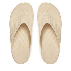 Japonki Crocs. Brązowe klapki Crocs, bez wzorów, bez obcasa. Za 139.99 zł.
