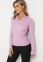 Fioletowy Dopasowany Sweter w Prążki z Kopertowym Dekoltem Masasani. Fioletowe swetry Born2be, bez wzorów, z bawełny, bez ramiączek. Za 24.99 zł.