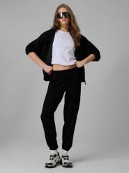 4F Spodnie dresowe joggery damskie - czarne M. Czarne spodnie dresowe 4f, m, bez wzorów, z dresówki, z podwyższonym stanem. Za 159.99 zł.