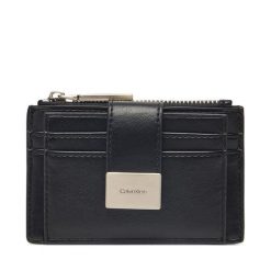Portfel damski Calvin Klein. Czarne portfele Calvin Klein, bez wzorów. Za 149.99 zł.